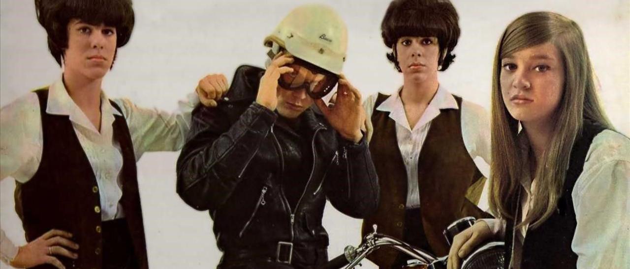 Las Shangri-Las y un chico malo en una imagen promocional de ’Leader of the pack’, en 1965.