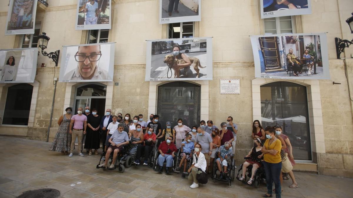 Imagen de archivo de usuarios del Centro San Rafael durante la inauguración de una exposición en Alicante