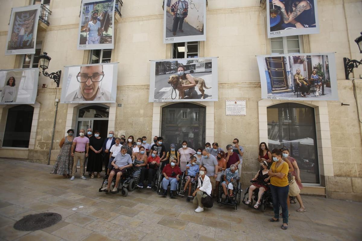 Asistentes del Centro San Rafael a la inauguración de la muestra