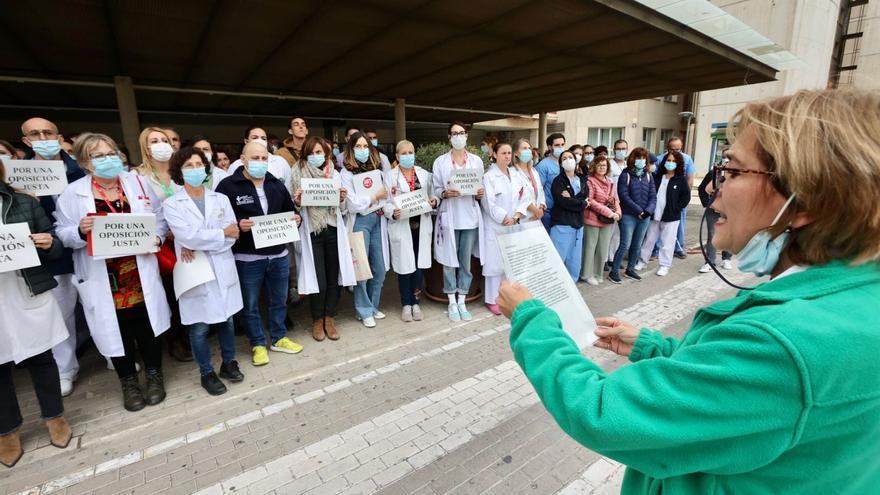 Profesionales sanitarios protestan en Alicante contra el último examen de oposiciones en Enfermería