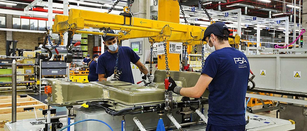 Trabajadores del taller de ensamblaje de baterías de Stellantis en Vigo.