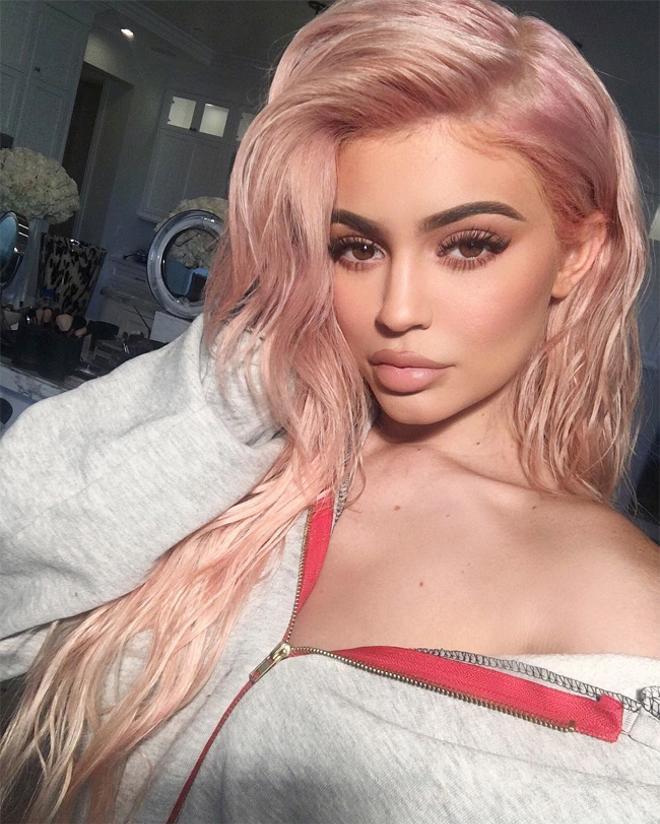 Kylie Jenner con el pelo en rosa pastel