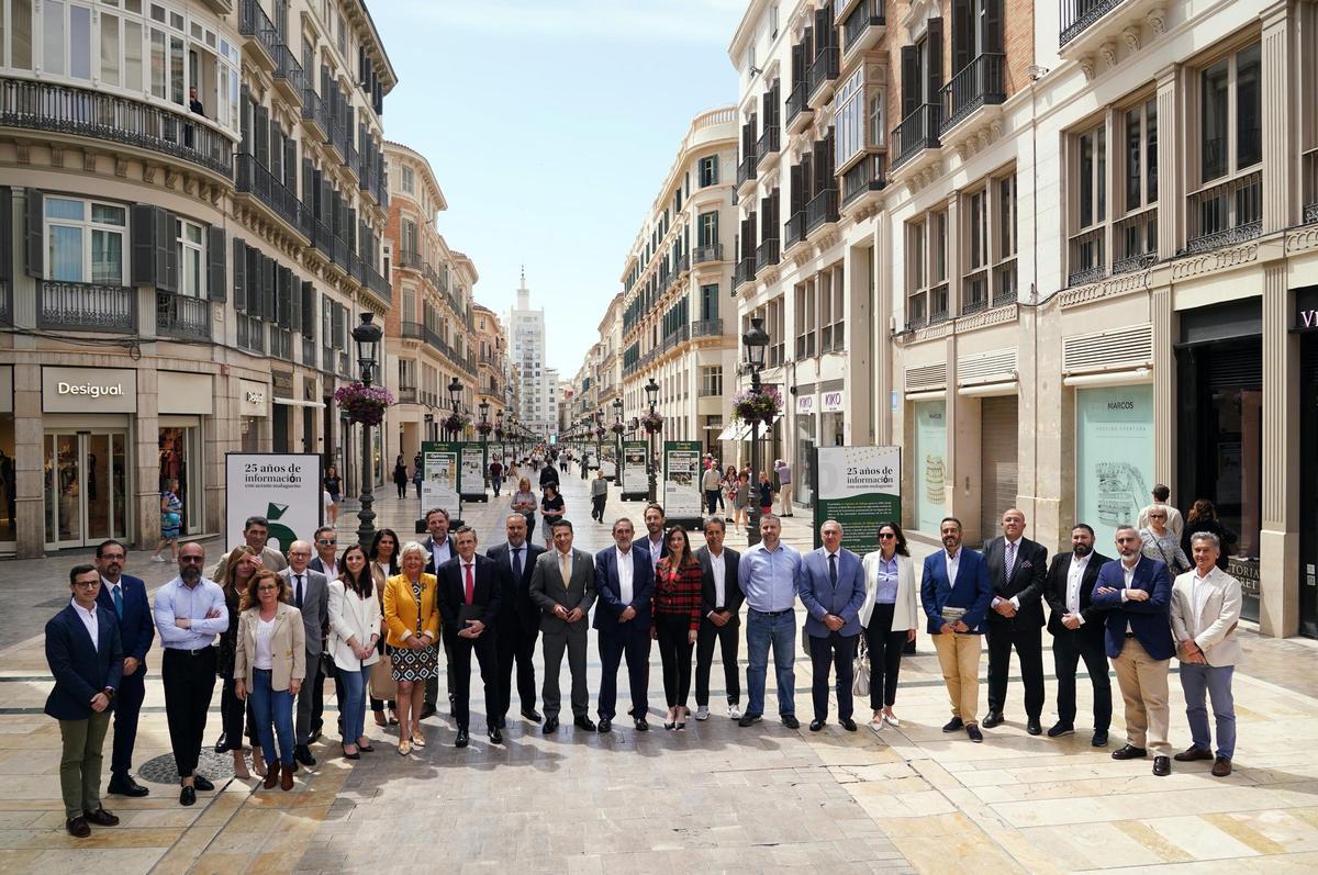 Autoridades, miembros del staff de La Opinión de Málaga, patrocinadores y colaboradores de la exposición posaron en calle Larios