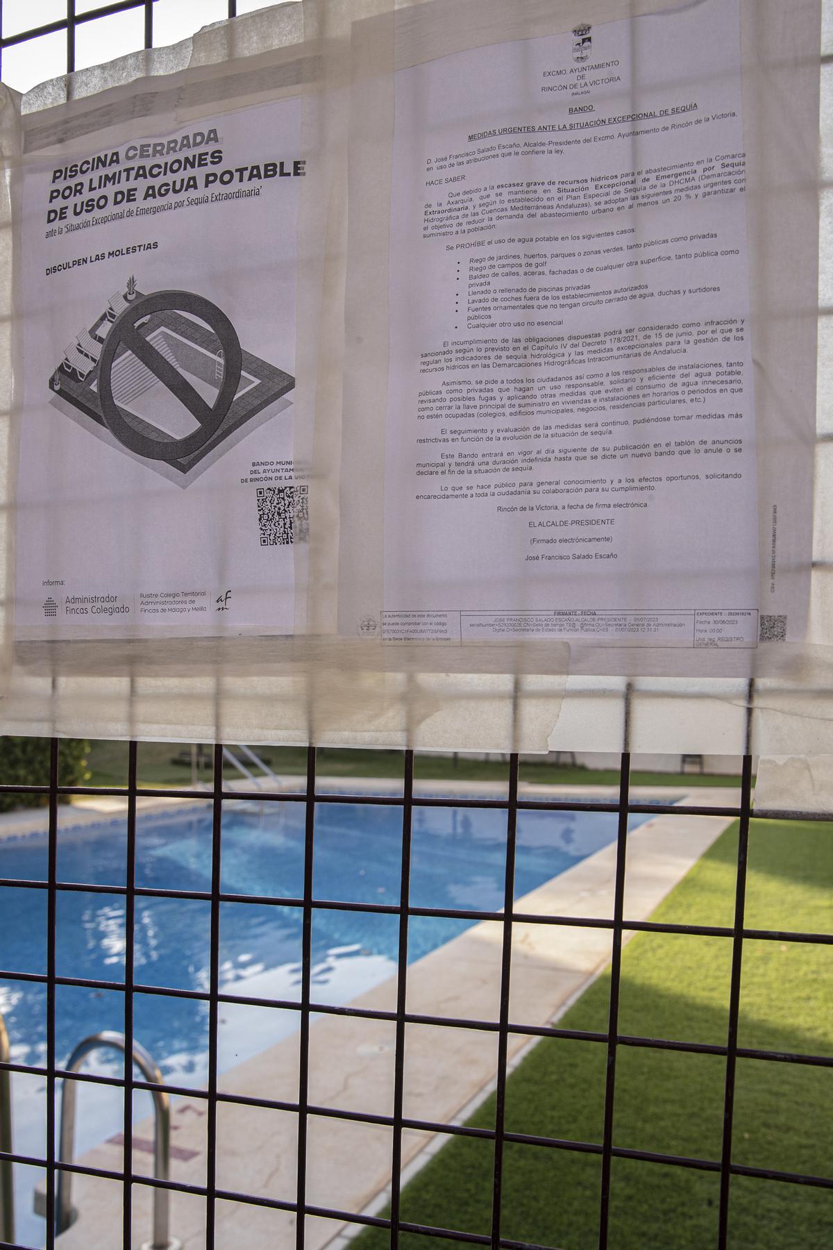 La demanda de cubas de agua por parte de comunidades de vecinos se ha disparado en Málaga ante la prohibición del uso de agua potable para el llenado o relleno de piscinas a causa de la sequía. En la foto una piscina de una urbanización cerrada para su uso en la población de Torre de Benagalbón