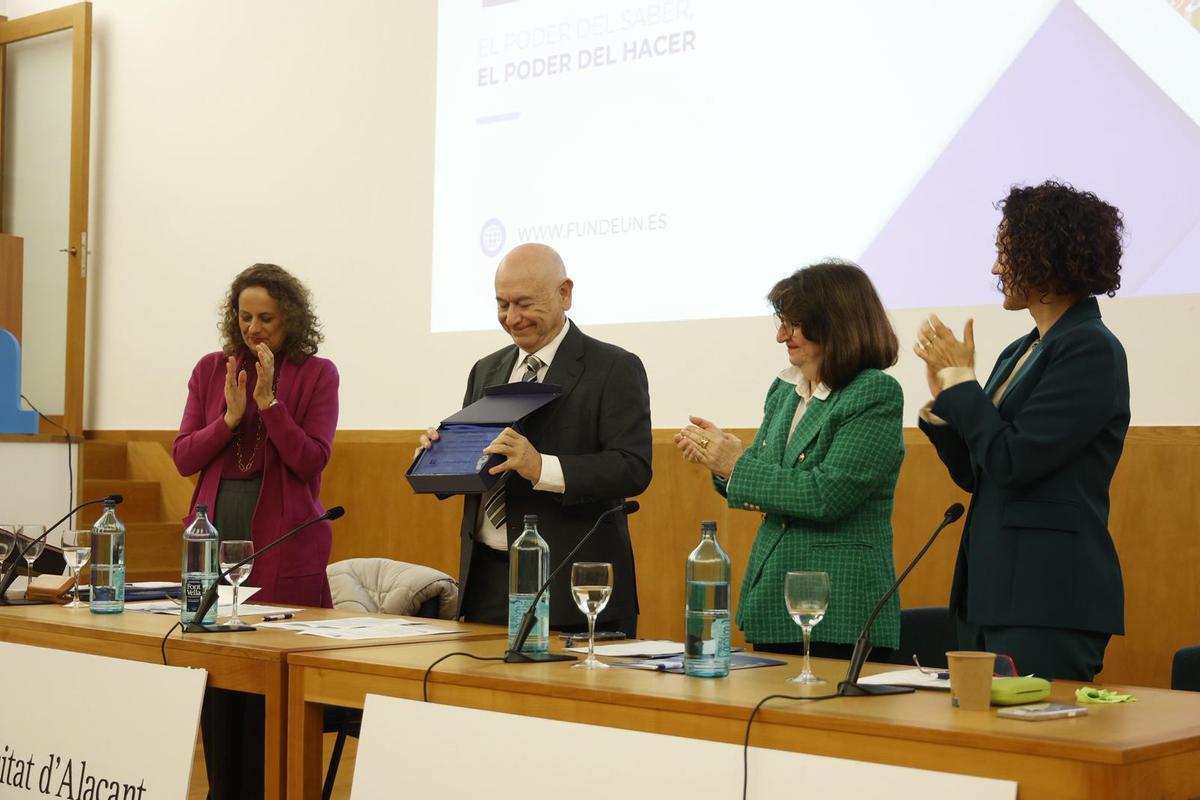 Antonio Fernández recibe el aplauso del patronato de Fundeun.