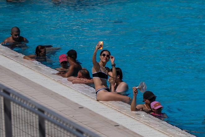 Las piscinas de Barcelona viven un verano de multitudes y 'sold-out' por las continuas olas de calor: "Es la única salvación"