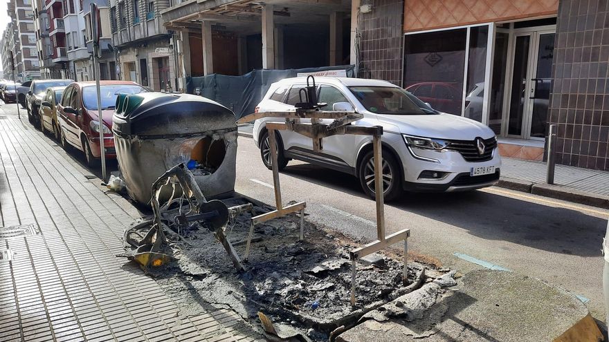 Los bomberos de Gijón sofocan tres contenedores ardiendo en el &quot;solarón&quot;