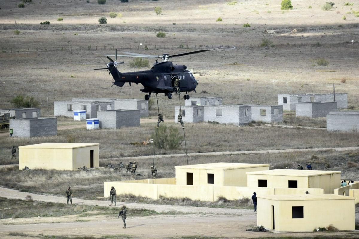 Maniobras militares en la base de San Gregorio