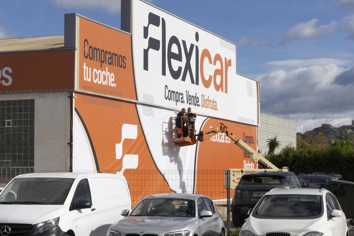 Trabajos preparativos en el nuevo concesionario de Flexicar en la Ronda Sèquia la Vila de Xàtiva.