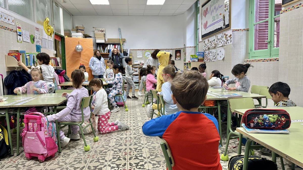 Un conjunto de niños aprendiendo en clase