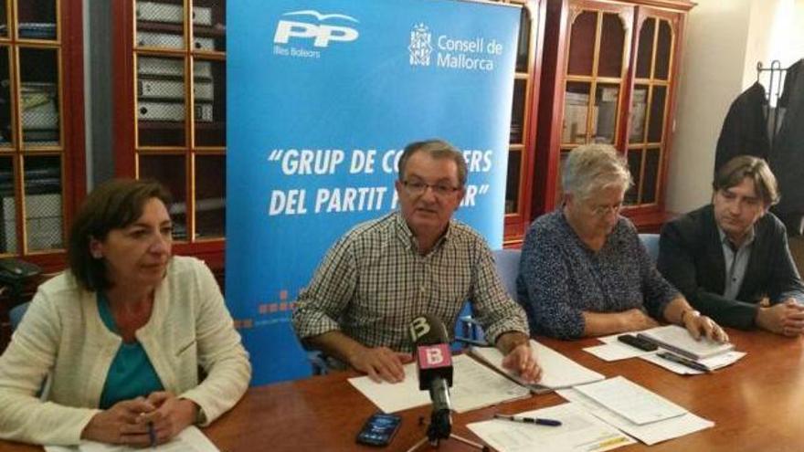 Joan Rotger y Margalida Moner, en el centro, ayer en el Consell durante la rueda de prensa que ofrecieron.