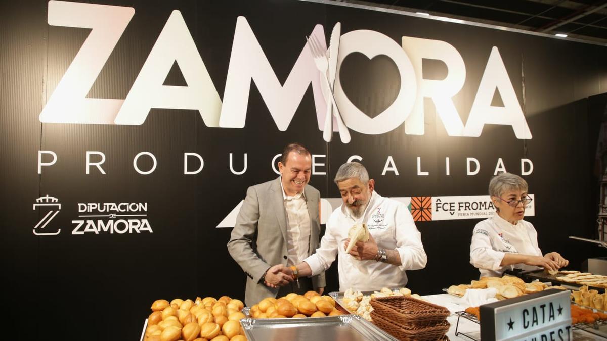 Francisco Requejo y los chefs en el estand de Zamoraen Madrid Fusión