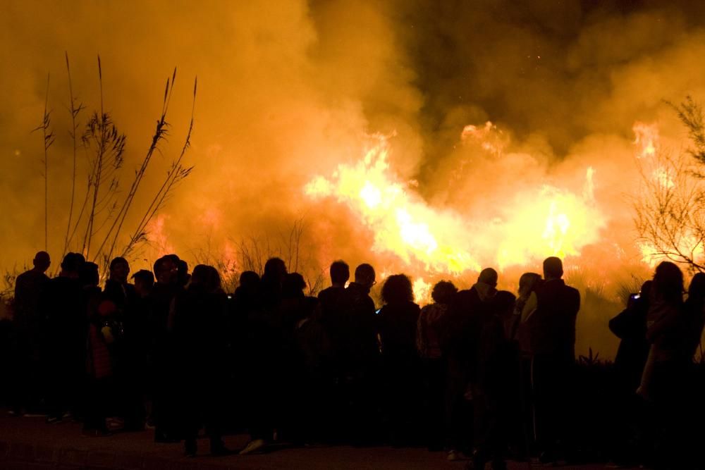 Un incendio obliga a desalojar el camping de Almenara