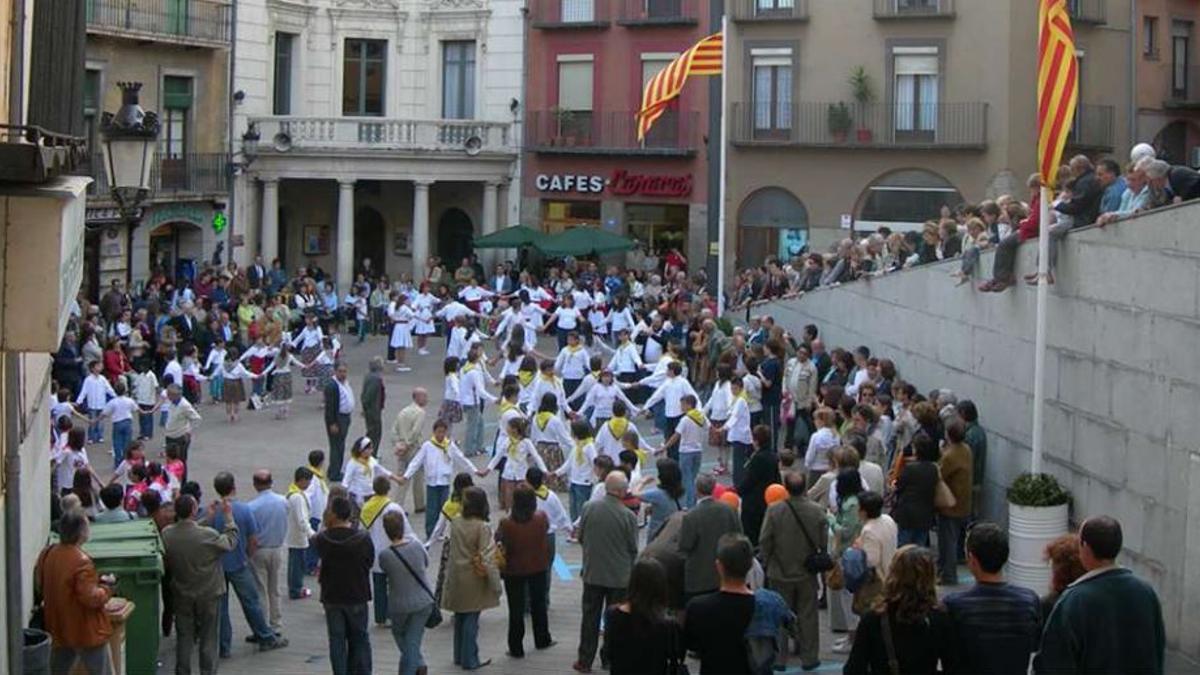 Trobada infantil escolar de colles sardanistes a Berga l'any 2006