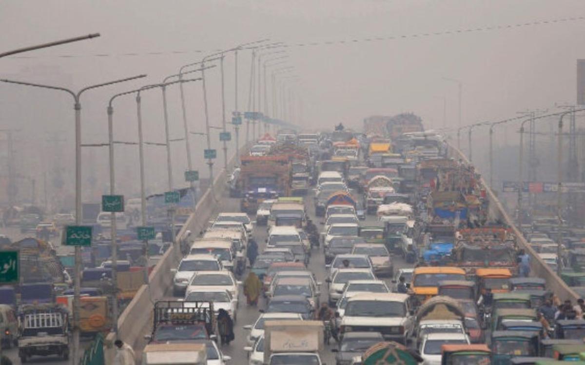 El NO2 es un contaminante dañino para la salud que emiten los coches de gasolina