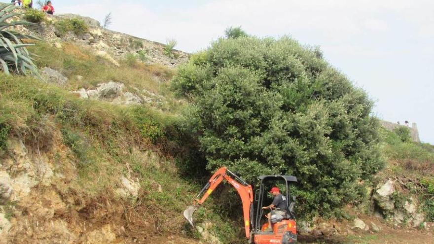 Comienzan los trabajos para instalar el chiringuito de El Sablón