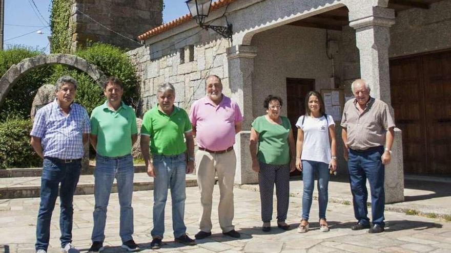 José Rodríguez (a la izquierda), junto a otros vecinos de Vilariño. // Iñaki Abella