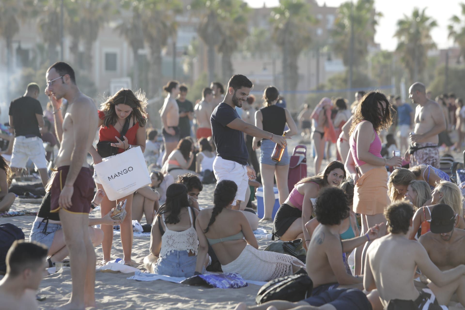 València inunda sus playas en el primer San Juan poscovid