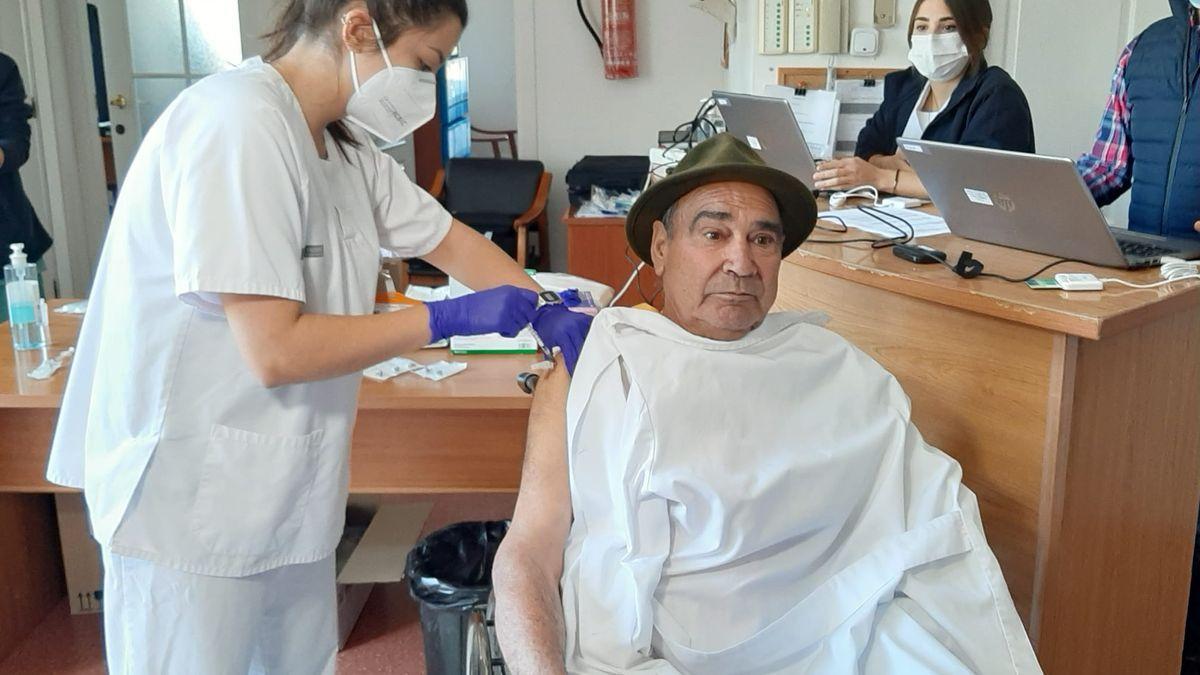 Vacunación en Alicante: Un hombre de Castalla de 65 años, primer vacunado contra el coronavirus en la provincia
