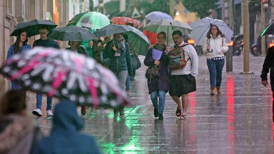 Tras casi dos semanas sin que cayera una gota y en plena sequía, Vigo volvió a registrar ayer lluvias. // Marta G. Brea