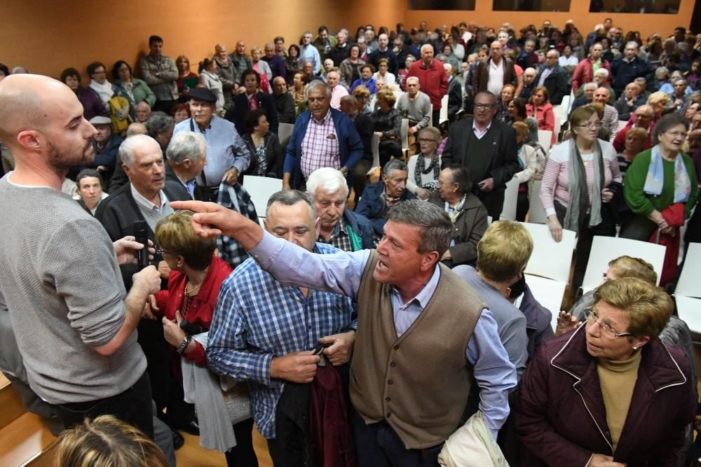 Asamblea de vecinos en el centro cívico de Eirís con Silvia Cameán y Xiao Varela