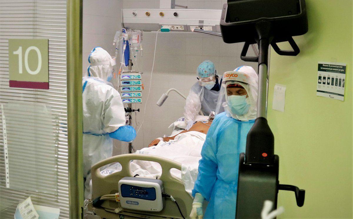 Un paciente con covid-19 recibe atención en un box de la UCI del Hospital de Mataró.