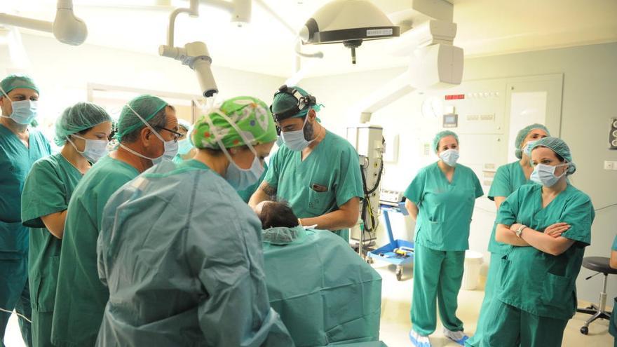 Equipo de cirugía durante una intervención