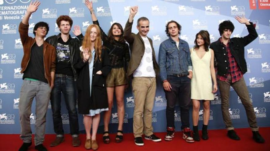 El director francés, Olivier Assayas, se rodea del elenco de su película.