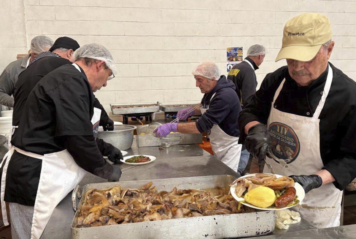 Preparación de los platos para servir en la fiesta.