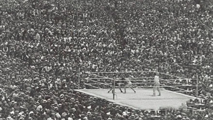 90.000 personas asistieron al combate de boxeo entre Dempsey y Carpentier en una instalación levantada solo para el acontecimiento.