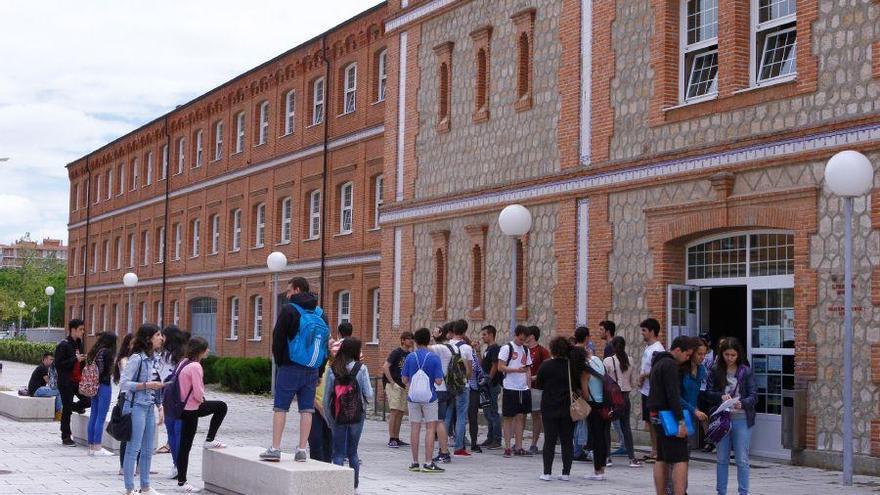 Estudiantes en el Campus Viriato.