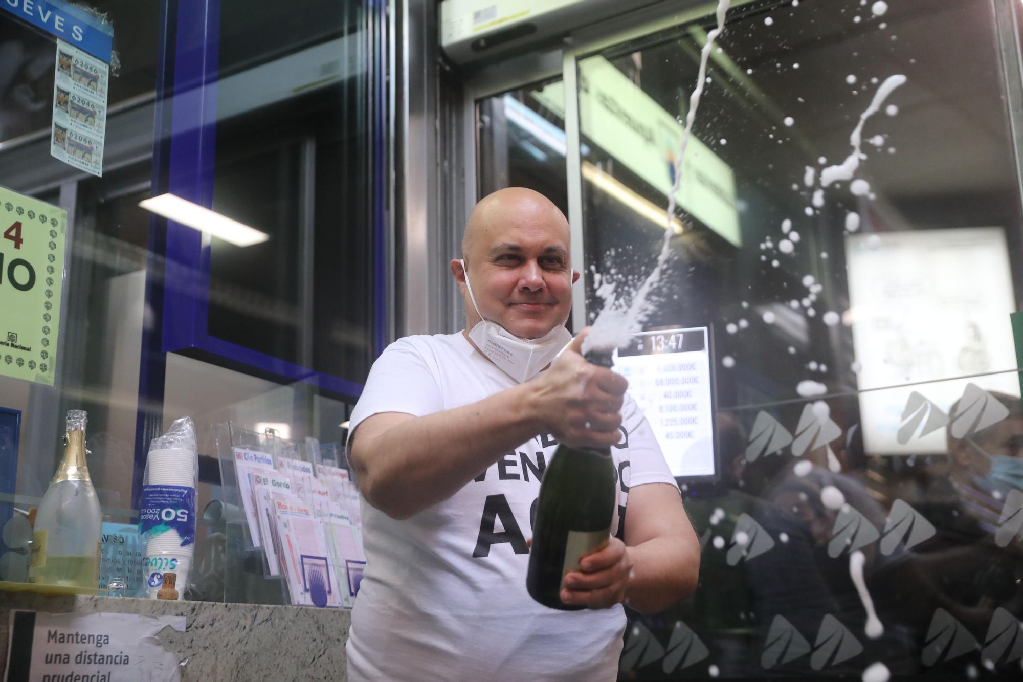 Celebración en el puesto de Atocha que ha vendido el Gordo.