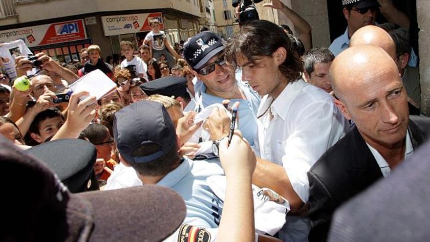 Rafel Nadal firma autógrafos a la puerta del consistorio en la Plaça des Convent, en donde se dieron cita cerca de tres mil manacorins.