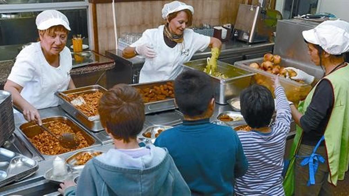 Tres alumnos en el comedor de la escuela Joan Maragall de Esplugues de Llobregat, ayer.