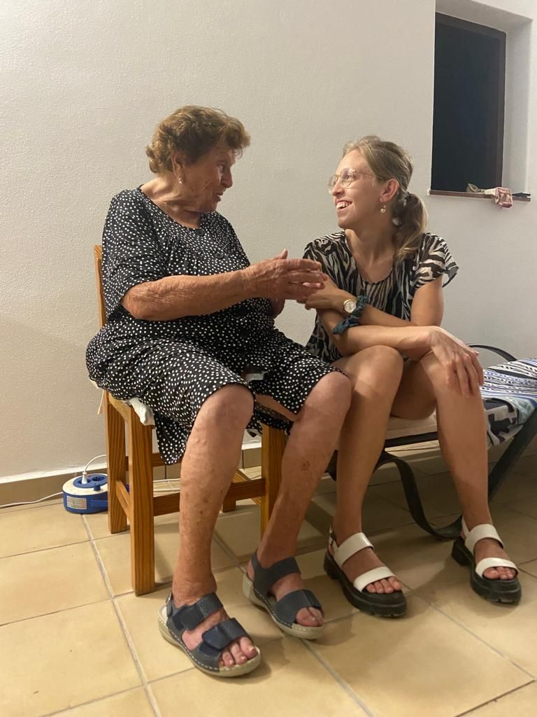 Carmen Roig y su abuela Margarita Riera.
