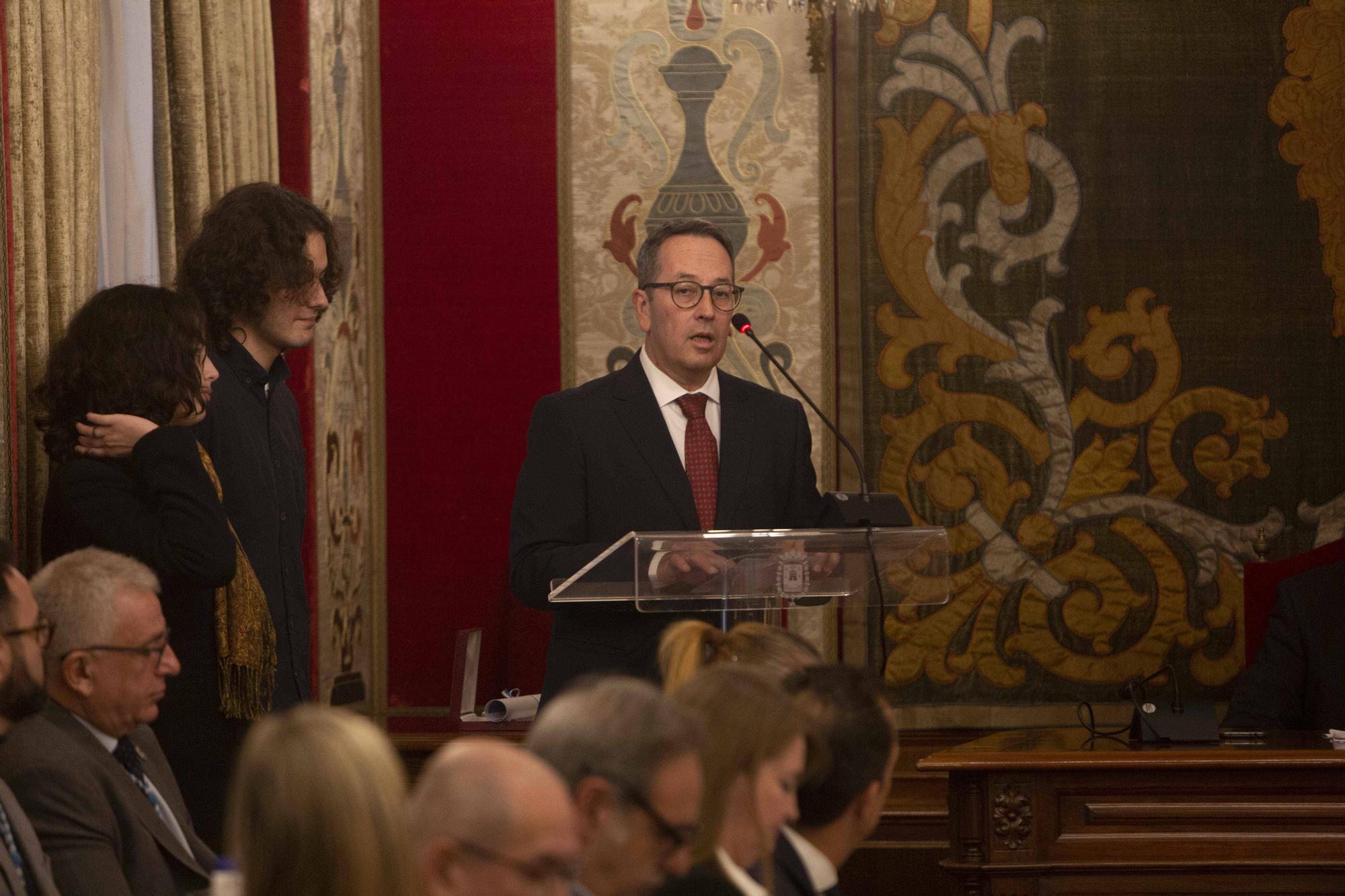 Balmis, la Policía Local, el IES Jorge Juan y la ciudadanía reciben la Medalla de Alicante