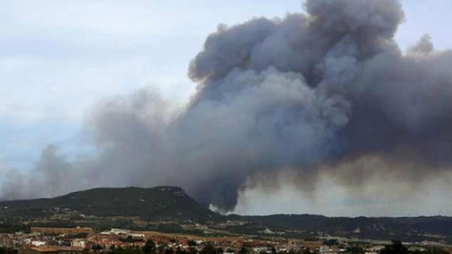 El fuego obliga a los vecinos de El Bruc a pasar la noche fuera de sus casas