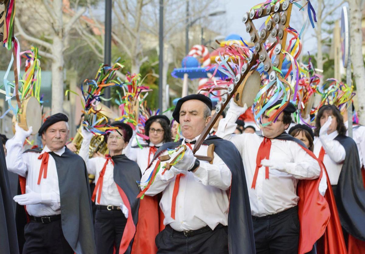 Sobre estas liñas, rondalla de Santiago de Parada. Á dereita, carreira solidaria «kilo por dorsal» 2024.   | // D.P.