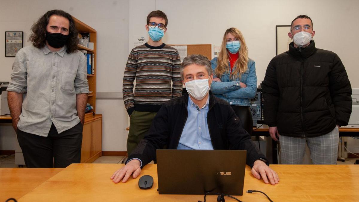 El profesor Ricardo Cao, junto a estadísticos de su grupo de investigación, en la facultad de Informática de la UDC. |  // CASTELEIRO/ROLLER AGENCIA