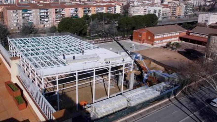 Un petit entrebanc a la pista coberta de l&#039;escola.