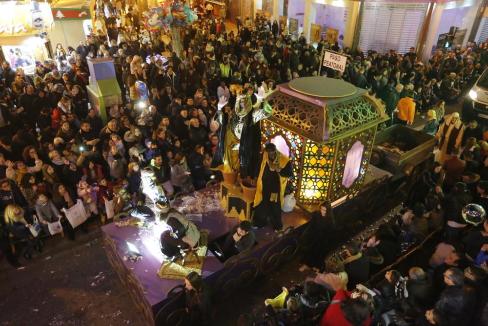 La cabalgata de los Reyes Magos en Elche ha recorrido el centro de la ciudad con 13 carrozas y más de 600 personas