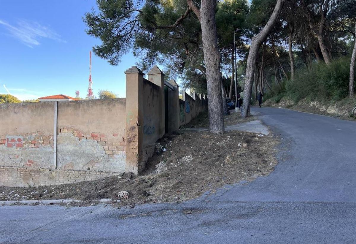 Parcela, a la izquierda, en la calle Juan de Juanes de Torrent