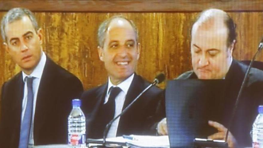 Francisco Camps (centro), entre Ricardo Costa (izda) y su abogado, Juan Villanueva (dcha), en el juicio de los trajes.