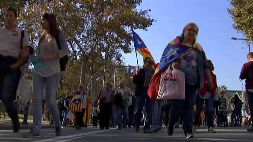 Cientos de manifestantes siguen el desarrollo de los acontecimientos desde el exterior del parlamento catalán