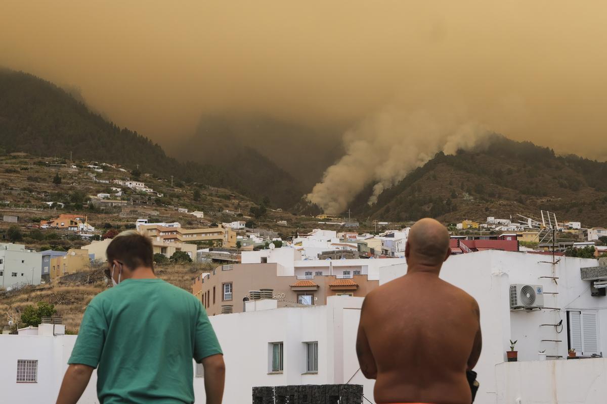 El incendio forestal de Tenerife, sin control