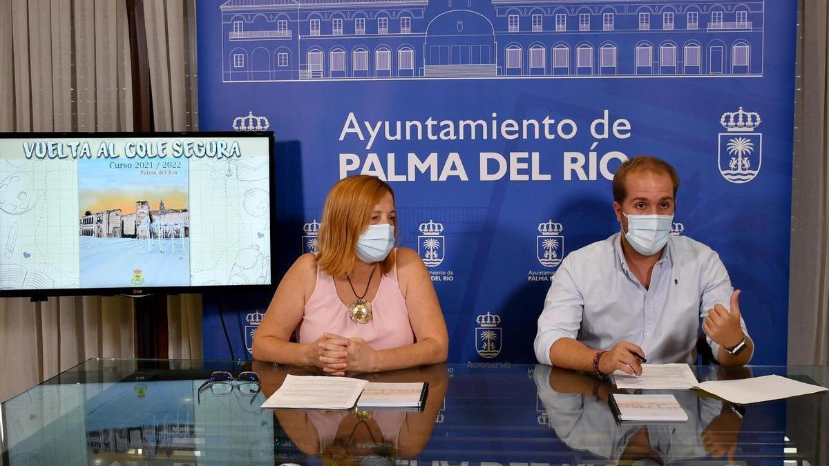 La alcaldesa de Palma del Río y el concejal de Educación.