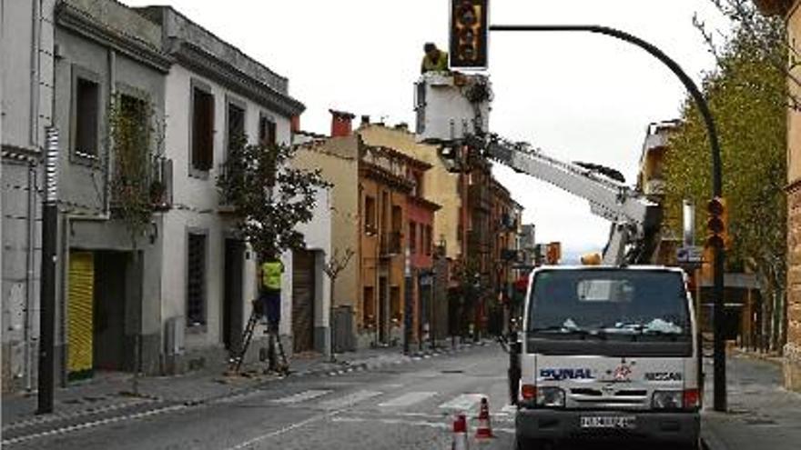 Els operaris, fent actuacions ahir al matí a la carretera Marina amb el passeig Vilaret.