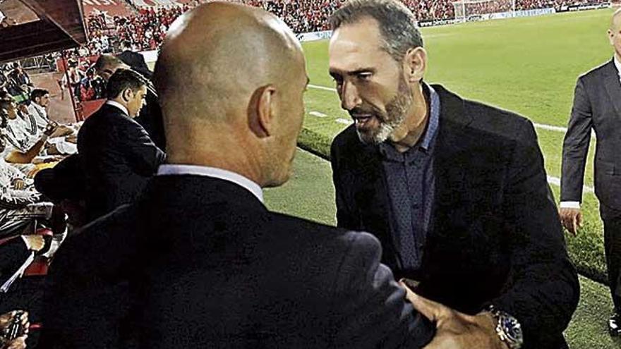 Vicente Moreno saluda a Zinedine Zidane antes del inicio del partido.