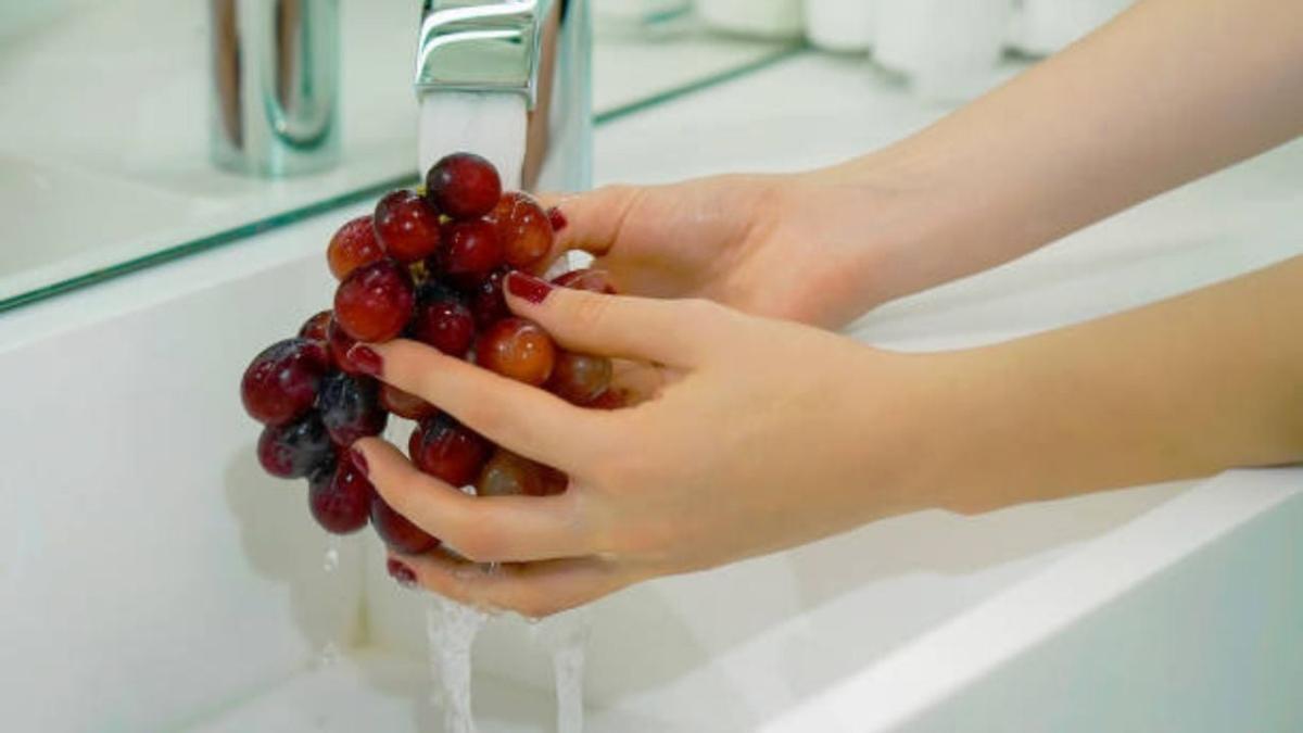 Lavar las frutas con agua no basta para eliminar los pesticidas