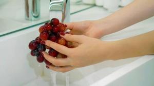 Inventen un compost natural que elimina gairebé tots els residus de pesticides de la fruita